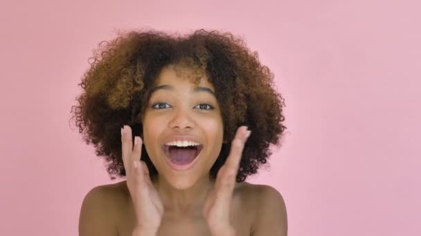Zkušený model s krátkými kudrnatými vlasy provádí štěstí — Stock video