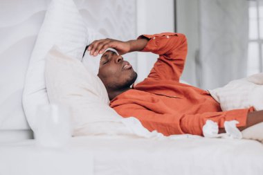 Yamalı Afro-Amerikalı adam yüksek ateşten muzdarip.