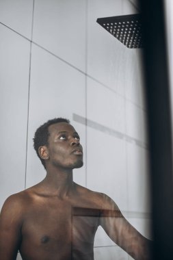 Siyah adam banyoda banyo yapıyor.