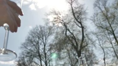 Genç kadın elleri şampanya ve klink ile bardakları tutuyor.