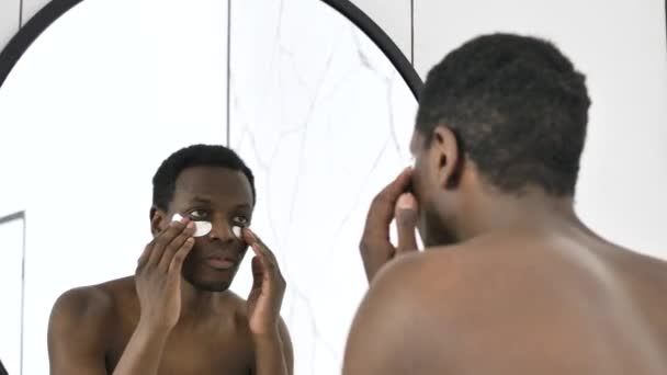 アフリカ系アメリカ人の男性で、眼帯の下でミラーダンス — ストック動画