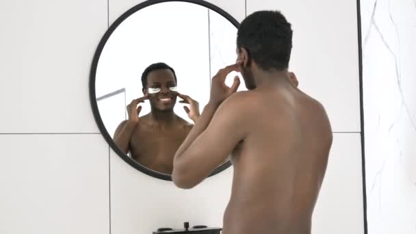 陽気なアフリカ系アメリカ人の男ダンスでミラーでバスルーム — ストック動画