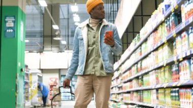 Afro-Amerikalı bir adam bakkal dükkanında dolaşıyor ve...