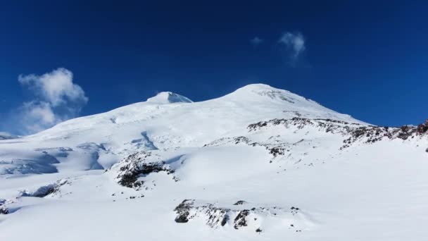 Kar beyazı tarlaları ve güneşli havalarda buzullarla Elbrus Dağı 'nın çarpıcı hava manzarası. — Stok video