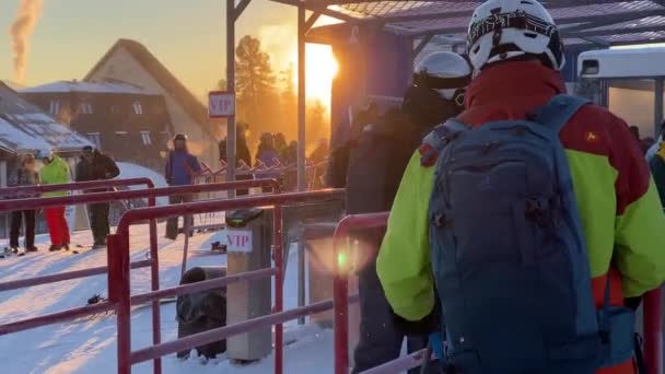 Люди приезжают, чтобы поднять станцию, проводят время на зимнем курорте — стоковое видео