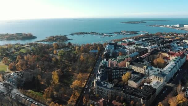 Podzimní park u budov proti modrému moři v Helsinkách — Stock video