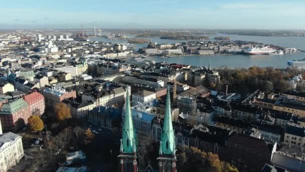 Ancienne église près des bâtiments contemporains dans la ville d'Helsinki — Video