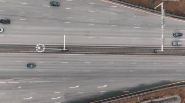 Arabalar ödeme noktası kapısının altından bariyerlerle geçiyor