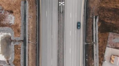 Arabalar ödeme noktası kapısının altından bariyerlerle geçiyor