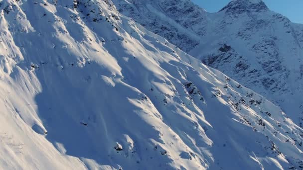 Montagnes enneigées pittoresques dans les ombres sous un ciel bleu clair — Video