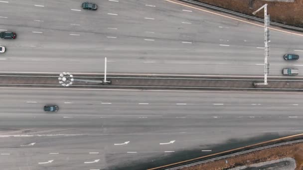 Auta projíždějí pod branou platebního bodu po silnici s překážkami — Stock video
