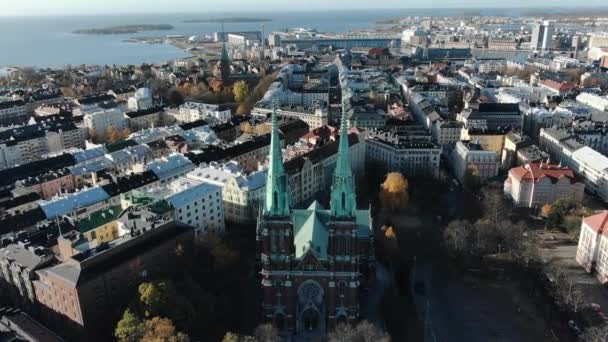 Église avec de hautes flèches près de bâtiments anciens dans la ville d'Helsinki — Video