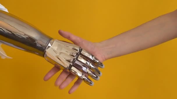 Az ember kezet fog valakivel fényes bionikus karközelit használva. — Stock videók