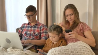 Anne baba ve kızı kanepeye farklı aletler kullanıyor.