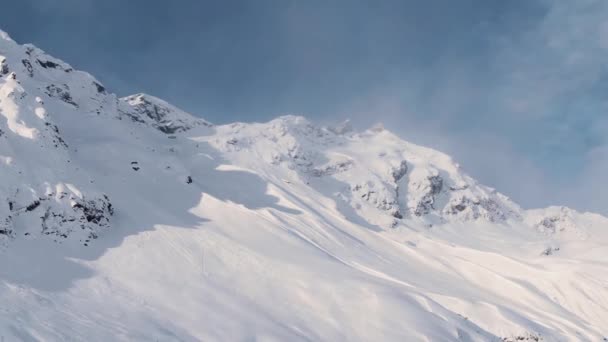 Paisagem pitoresca com montanhas nevadas ilimitadas — Vídeo de Stock