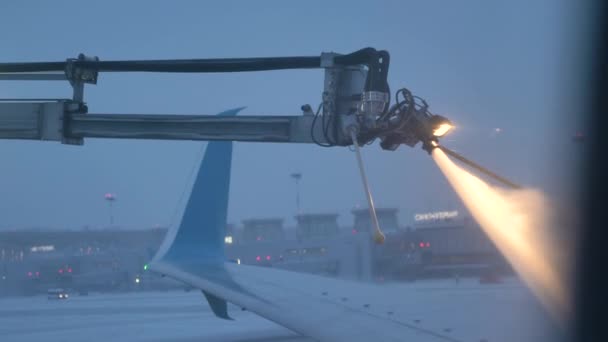 A jégvédelmi rendszer felmelegíti a személyszállító repülőgép fagyasztott szárnyát — Stock videók