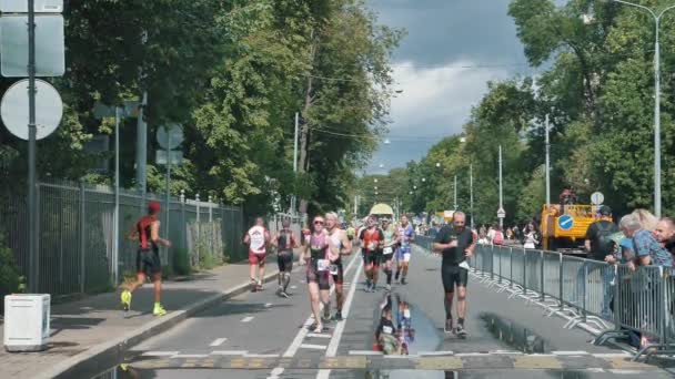 Harde atleten lopen de marathonafstand op de Ironman Triathlon in slow motion — Stockvideo