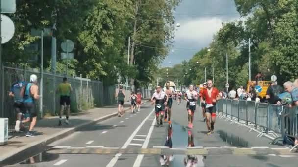 Hardy athletes run the marathon distance at the Ironman Triathlon — Stock Video