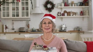 Emekli, Noel hediyesi kutusunu kameraya gösteriyor