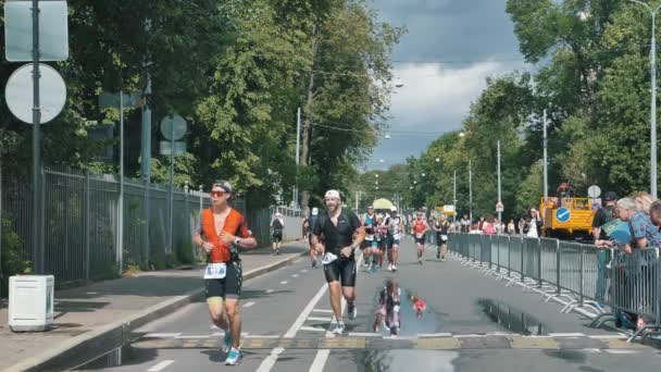 Cesur sporcular ağır çekimde Ironman Triatlonu 'nda maraton koşuyor. — Stok video