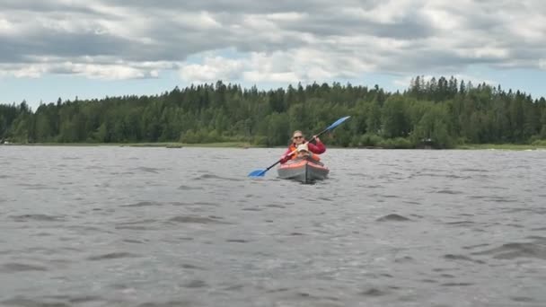 Ibu mendayung kayak dengan anak kecil melawan hutan dan langit — Stok Video