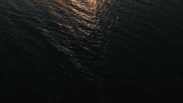 Rörelse över havsvågor och människor i kanot segel vid solnedgången — Stockvideo