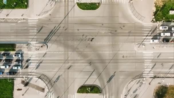 Різні автомобілі рухаються і зупиняються на перехресті з зебрами — стокове відео