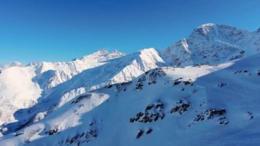 Karlı dağlara karşı dağlık alanda kayak merkezi teleferiği