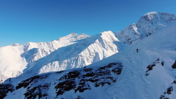 Mensen rijden in stoeltjesliften langs de berghelling bij skigebied — Stockvideo