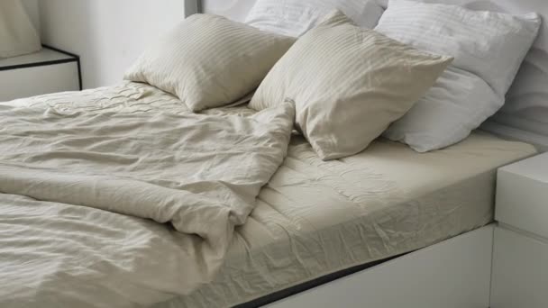 Wygodne łóżko z miękkim kocem poduszkowym i pogniecioną pościelą — Wideo stockowe