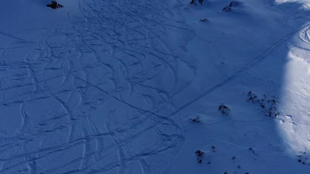 Hommes silhouettes ski sur pente enneigée de montagne sous le ciel bleu — Video