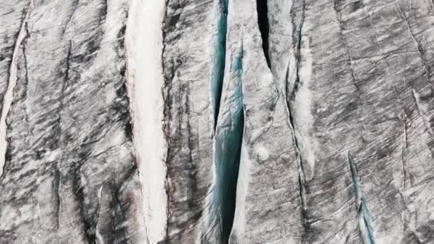 Een fascinerend uitzicht vanuit de lucht op de diepe scheuren van de gletsjer en de lavavelden van een grote vulkaan in IJsland — Stockvideo