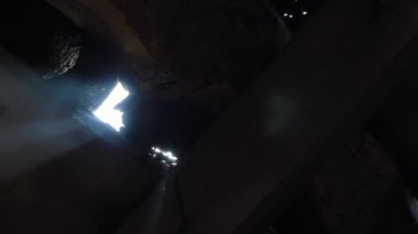 Güneş ışınları kanalizasyon deliğinde erişim limanından parlıyor.