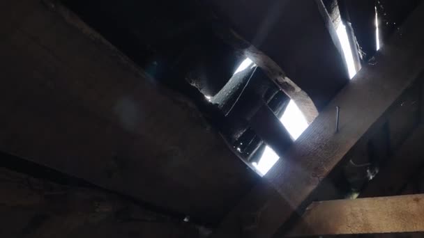 Sinar matahari bersinar terang di dalam gedung konstruksi di dalam lubang — Stok Video