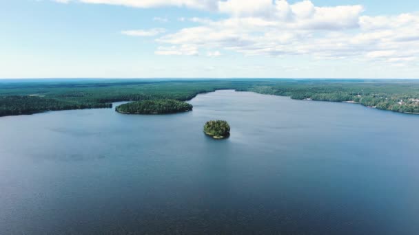 Ampio lago con coppia di piccole isole e bosco sulle rive — Video Stock