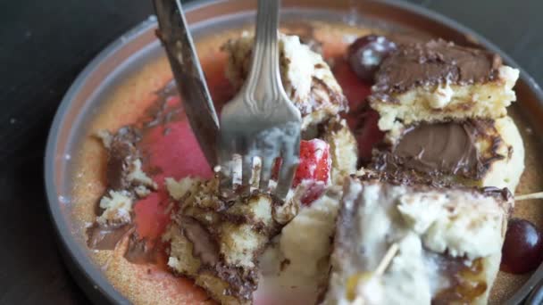 L'homme prend un morceau de crêpe avec une fourchette et un couteau et mange — Video