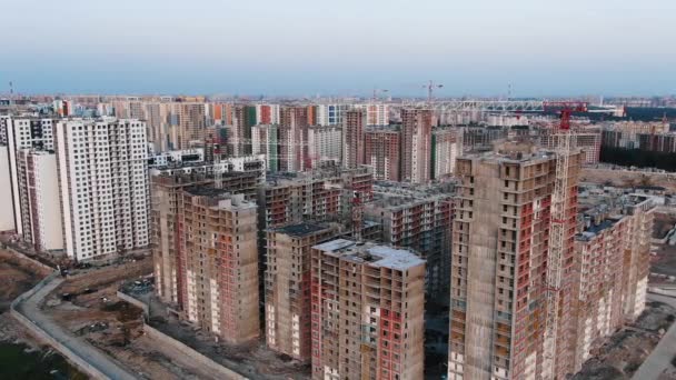 Lugar de construcción con edificios de gran altura y grúas — Vídeos de Stock