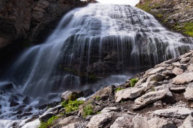 Devichy kosy şelalesi yazın Elbrus bölgesindeki Kafkasya dağlarında