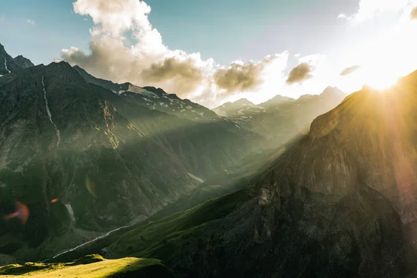 Wunderschöne Berglandschaft an einem Sommerabend, die Sonnenstrahlen erhellen das berggrüne Tal — Stockfoto