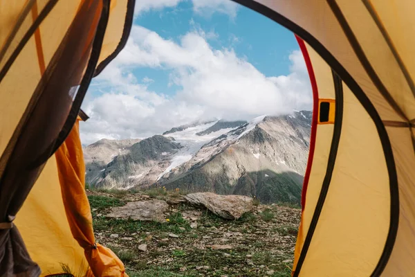 Потрясающий вид на заснеженные горы из палатки — стоковое фото