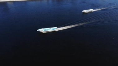 Şehir boyunca uzanan sakin nehir boyunca su tramvayları yüzüyor.