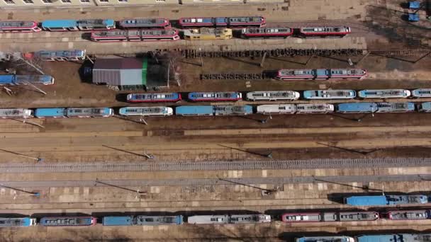 Spårvagnar med fastsatta vagnar står på järnvägarna vid depån — Stockvideo