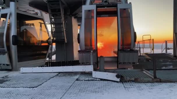 Γόνδολες του ανελκυστήρα poma κινηθεί προς το σταθμό στο δημοφιλές χιονοδρομικό κέντρο — Αρχείο Βίντεο