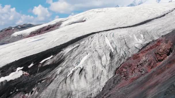 Flygfoto över gigantiska smältande glaciärer med sprickor högt upp i bergen — Stockvideo