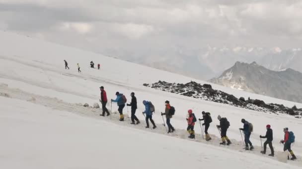 Un grupo de montañistas sube a la montaña para el acceso de aclimatación a la cima de Elbrus — Vídeos de Stock