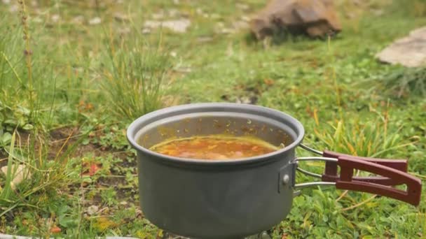 Főzés leves egy táborban pot egy gázégő közelkép — Stock videók