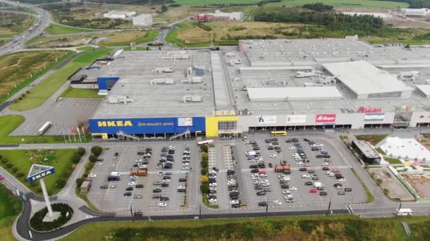 Flygfoto Över Ett Stort Köpcentrum Utkanten Staden Ikea Och Auchan — Stockvideo