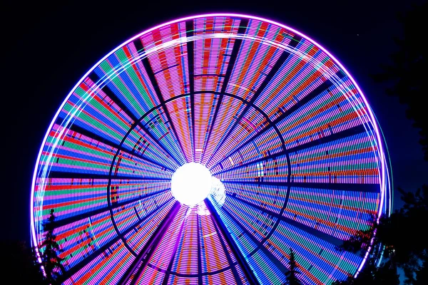 Roda gigante em um parque de diversões à noite no escuro — Fotografia de Stock