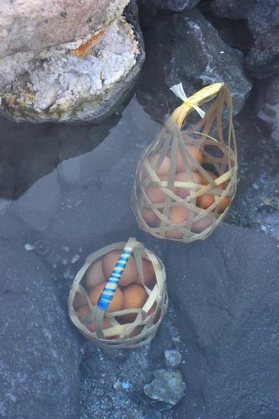 Oeufs bouillants dans la source chaude — Photo