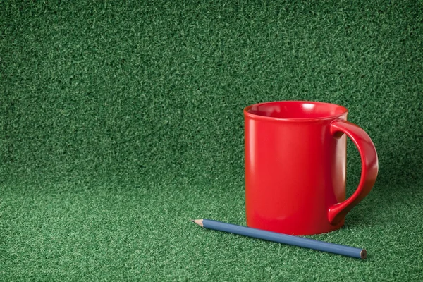 Taza roja sobre verde — Foto de Stock